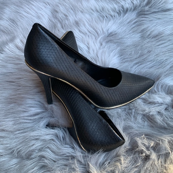 Andrew Marc New York Snakeskin Textured ,size 6M ,Black. - Picture 2 of 6